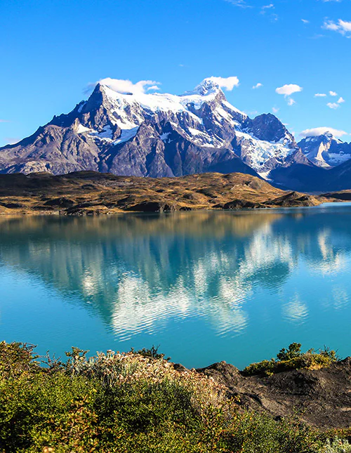 Utsikt över berg och sjöar i nationalparken Torres del Paine, Chile