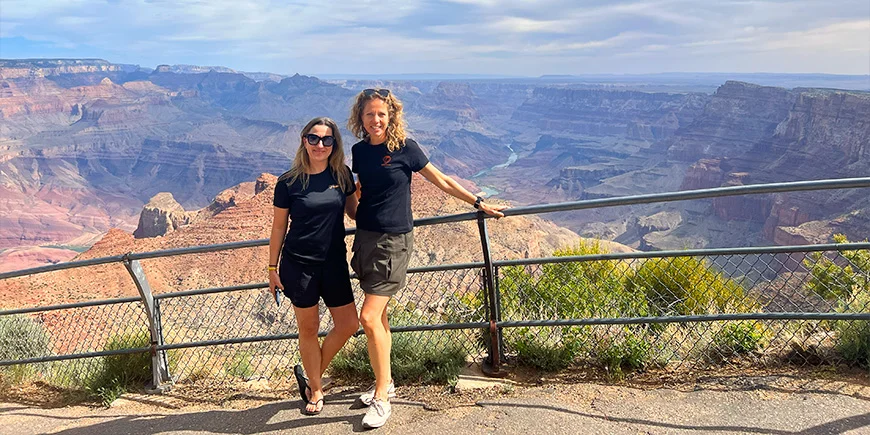 Två kvinnor vid en utsiktsplats vid Grand Canyon i USA