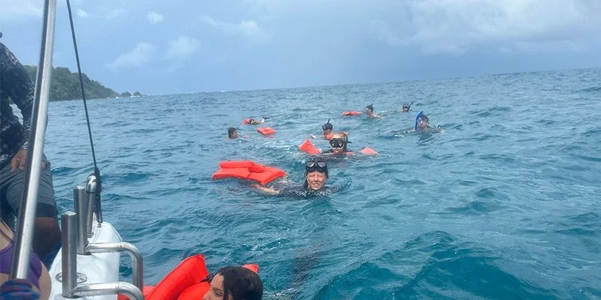 Meike snorklar i Drake Bay i Costa Rica