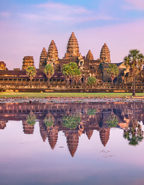 Angkor Wat-templet speglar sig i vattnet vid soluppgången