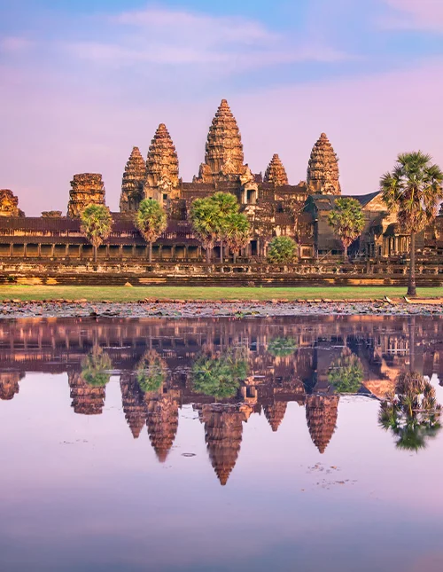 Angkor Wat-templet speglar sig i vattnet vid soluppgången