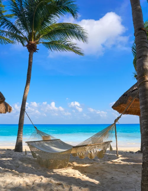 Hängmattor på stranden i Playa del Carmen på Riviera Maya vid Karibiska havet i det mayanska Mexiko