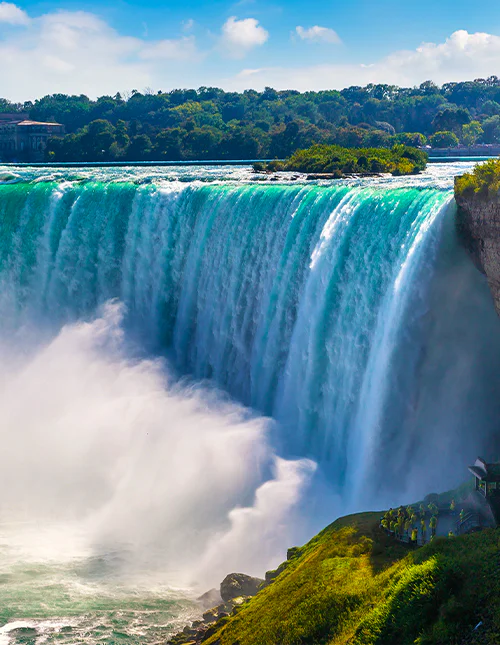 Utsikt över den kanadensiska sidan av Niagara Falls, Horseshoe Falls en solig dag i Ontario, Kanada