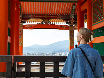 Iida från TourCompass besöker Kiyomizu-dera i Kyoto