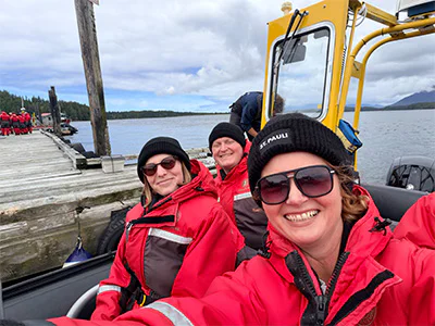 Bianca och två kollegor från TourCompass sitter i en båt på väg ut på valsafari i Kanada