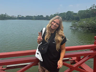Millie framför Hoan Kiem-sjön