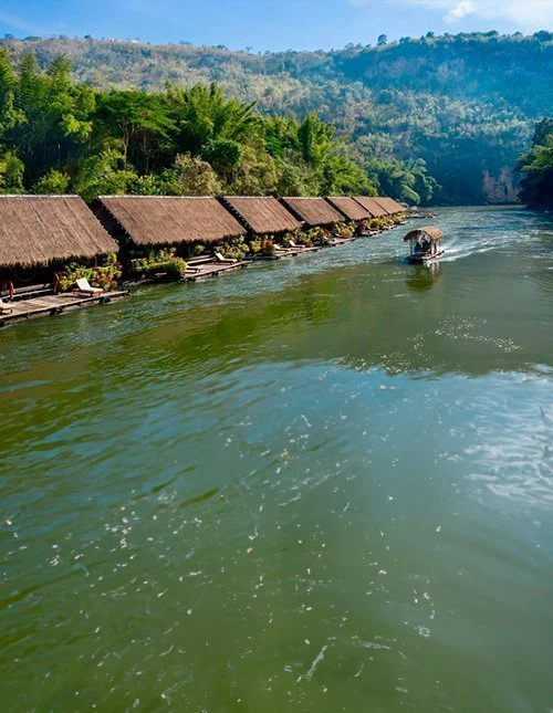 Flytande resort vid River Kwai, Thailand.