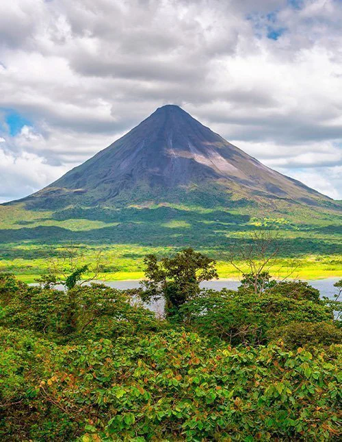 Fantastisk utsikt över Costa Ricas vackra natur med den rykande vulkanen Arenal i bakgrunden