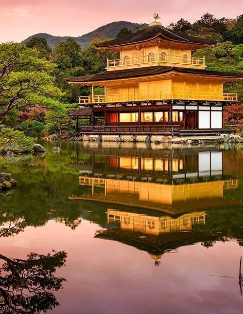 Kyoto, Japan – Den gyllene paviljongen i skymningen.
