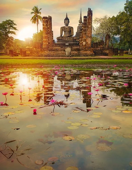 Solnedgång vid Buddha och lotusdamm