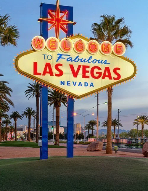 Las Vegas, Nevada, USA vid skylten 'Welcome to Las Vegas' i skymningen.