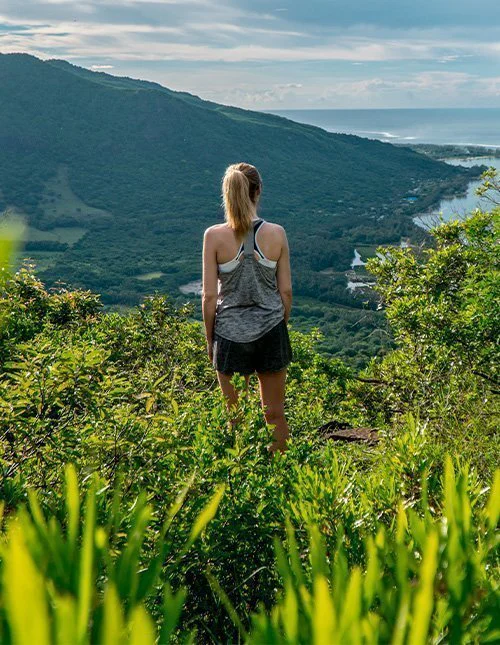 Kvinna blickar ut över Le Morne Brabant på Mauritius
