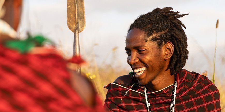 Porträtt av en massajman på Osiligilai Maasai Lodge i Tanzania