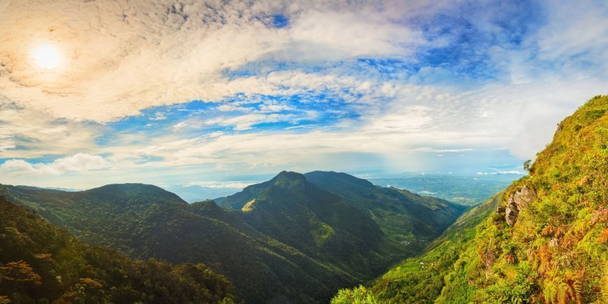 Solig dag vid Worlds End i Horton Plains i Sri Lanka