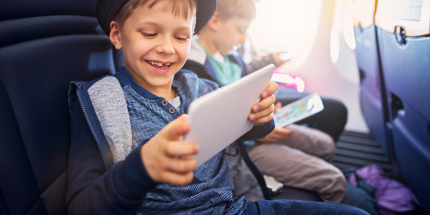 Barn leker med iPad på flyget 