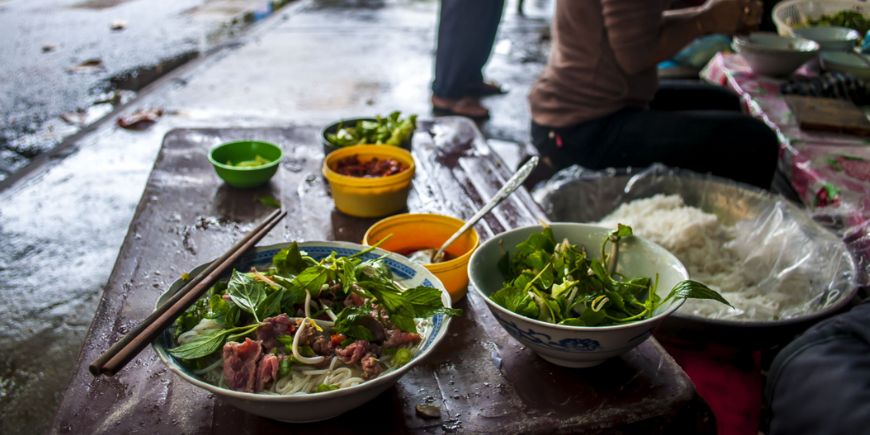 Vietnamesisk pho på gatan i Hanoi