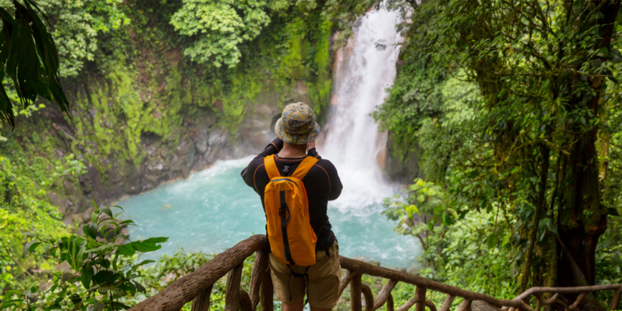 Fotograf framför ett vattenfall i Costa Rica