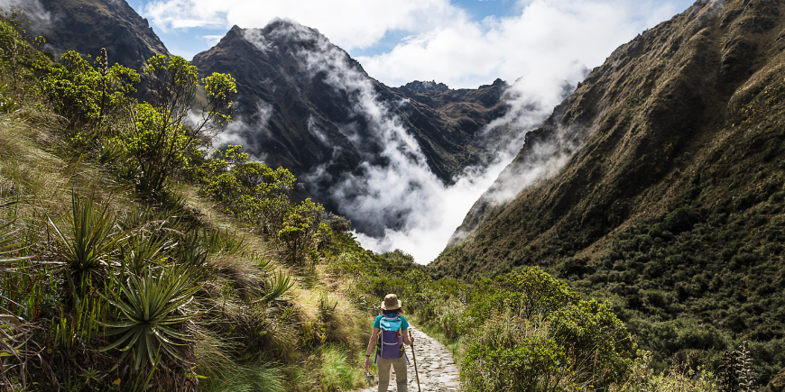 Kvinna på inkavandring i Peru