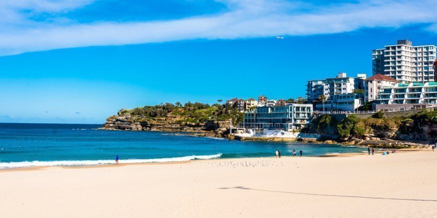 Panoramautsikt över Bondi Beach med blå himmel och blått hav i Sydney i Australien på vintern 