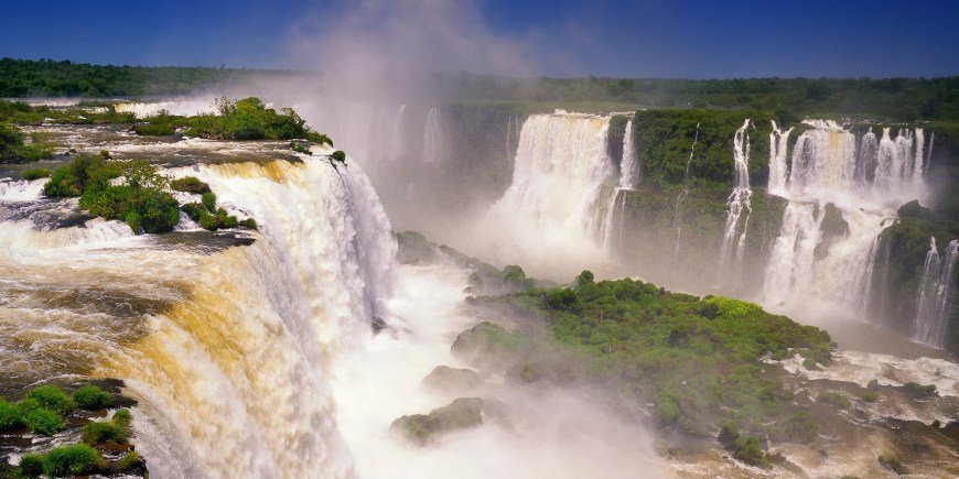 Panoramautsikt över de vackra Iguazúfallen i Argentina 