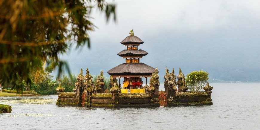 Ulun Danu Beratan-templet vid Bratansjön i Bali 