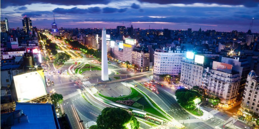 Översiktsbild över trafiken i Buenos Aires på kvälle