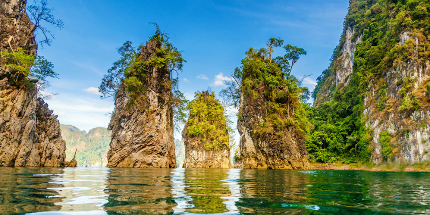 Vackra berg, sjöar och floder, klarblå himmel och naturliga sevärdheter i Ratchaprapha Dam vid Khao Sok nationalpark, Surat Thani-provinsen, Thailand.