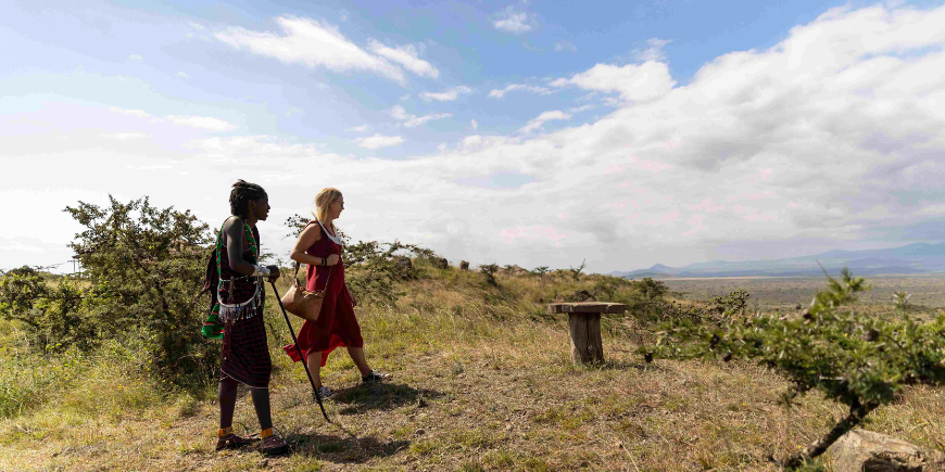 Resespecialist med masajer i Osiligilai-lägret i Tanzania