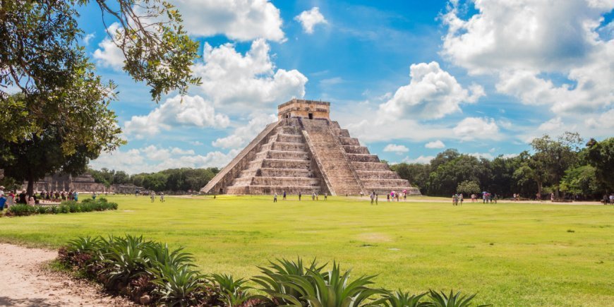 Chichén Itzá pyramiden i Mexiko en solig dag