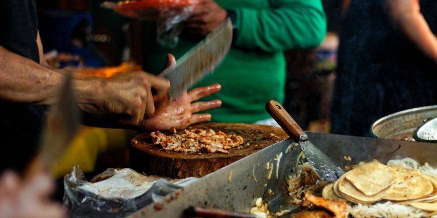 Det lagas mat i ett gatukök i Mexiko