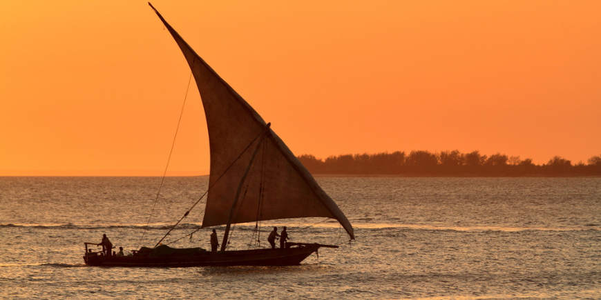 Traditionell dhow-båt vid solnedgång på Zanzibar i Tanzania