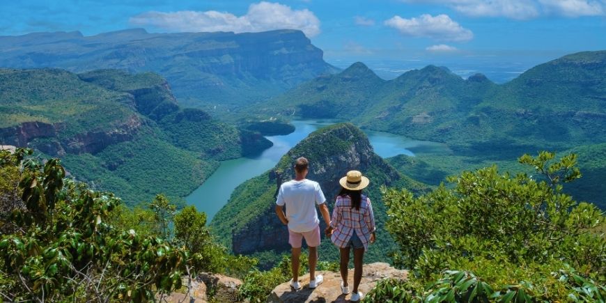 Ett par ser ut över en panoramaväg i Sydafrika