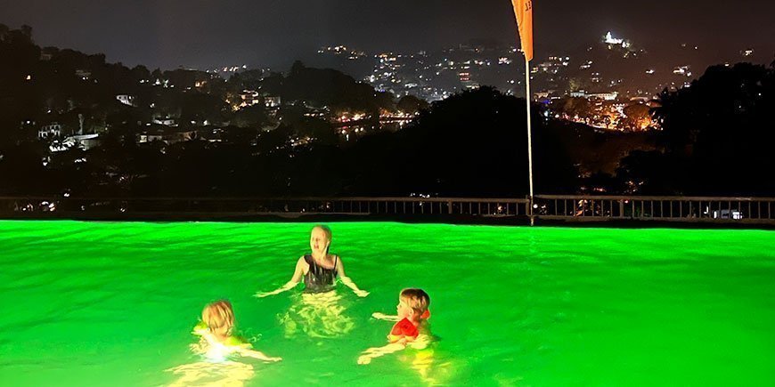 Barn badar i pool med utsikt över Kandy