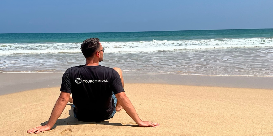 Avslappnad manlig resenär på stranden i Sri Lanka