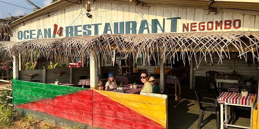 Familj sitter på restaurang i Negombo