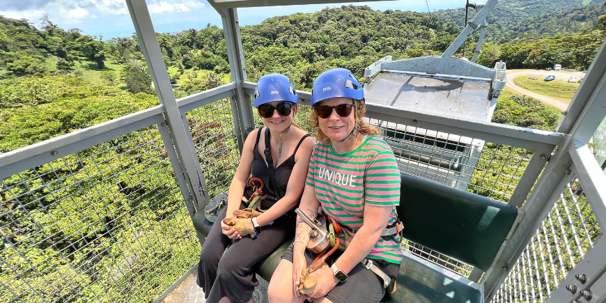 Två resenärer i linbana i Costa Rica