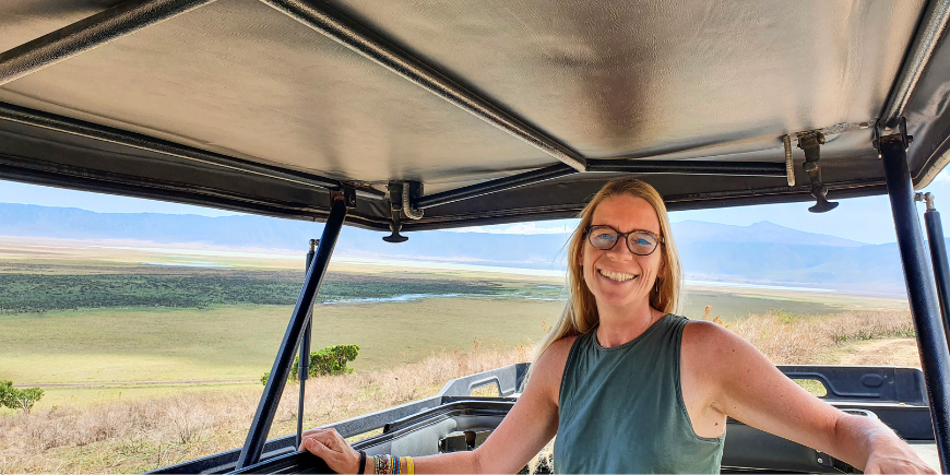 Resekonsult sitter i en safaribil i Tanzania