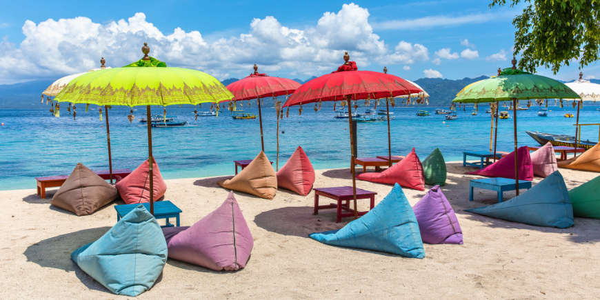 Bönsäckar på vit sandstrand på Gili T