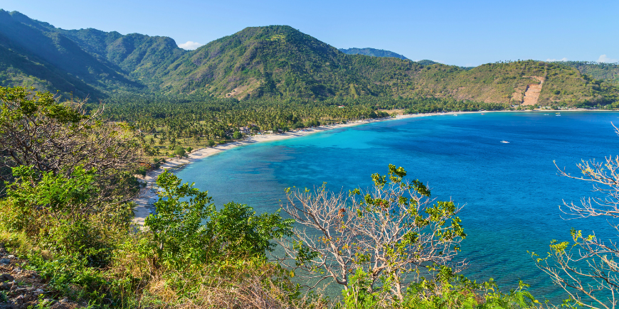 Grönskande utsikt över Senggigi-stranden i Lombok 