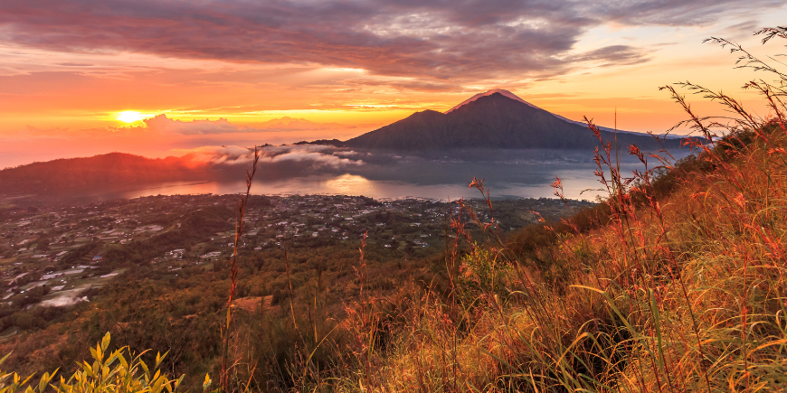 Balinesisk soluppgång på Mount Batur