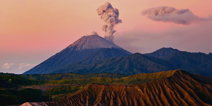 Rökande Mount Bromo på ön Java