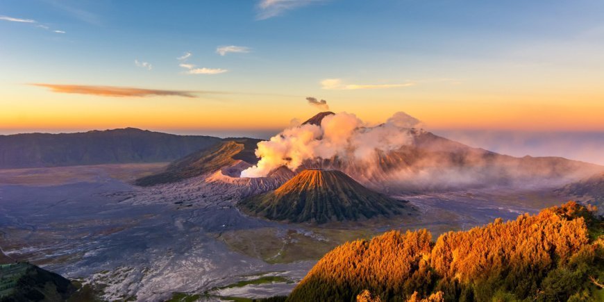 Soluppgång vid berget Bromo på Java i Indonesien