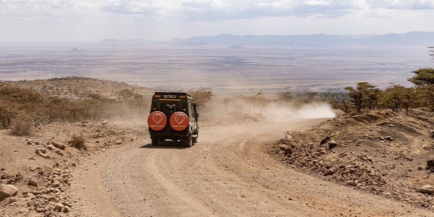 TourCompass-bil på en grusväg i Tanzania