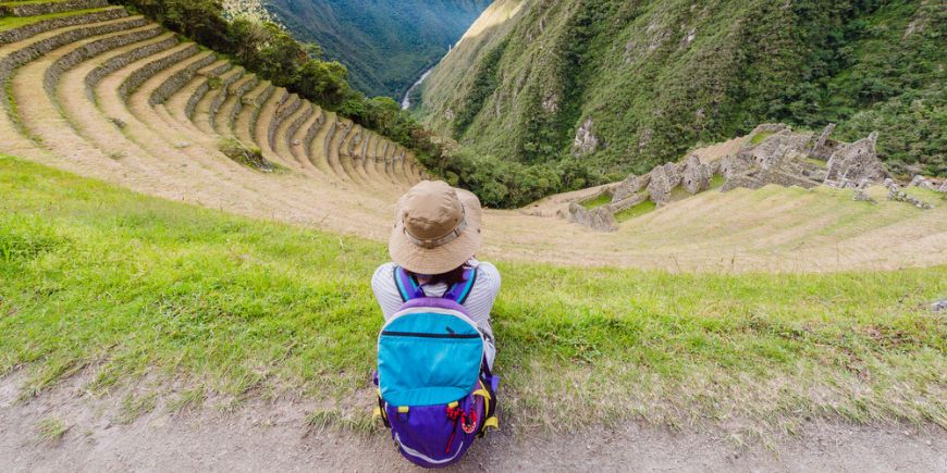 Terrasserad bergssida och byggnader vid Winay Wayna, Inkaleden, Machu PIcchu, Cusco, Peru