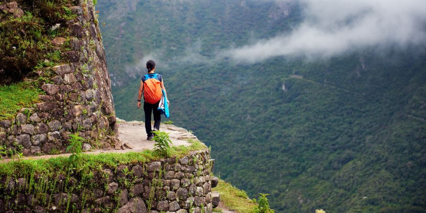 Kvinnor som går på kanten av en klippa, Machu Picchu, Peru