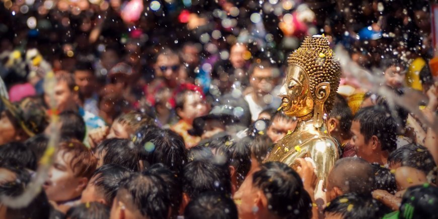 Buddhastaty till vattenceremoni under det thailändska nyåret