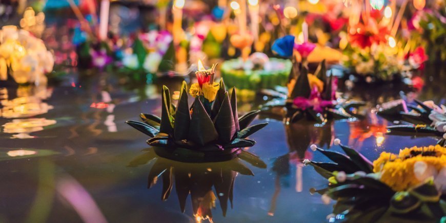 Krathong flyter i vattnet på Loy Krathong-festivalen i Thailand