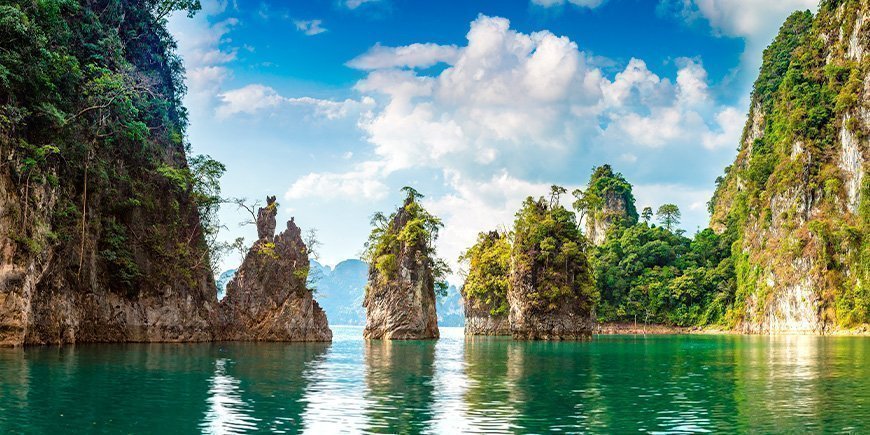 Kalkstensberg vid Cheow Lan-sjön i Khao Sok nationalpark 