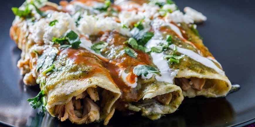 Mexikanska enchiladas på tallrik