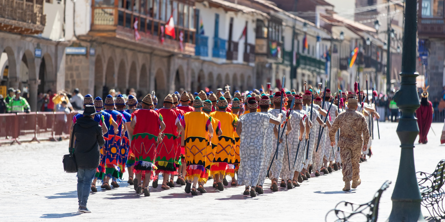 Parad med inkadräkter till festival i Cusco